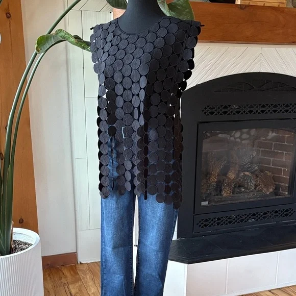 Black Circular Pattern Top - Picture 9 of 9